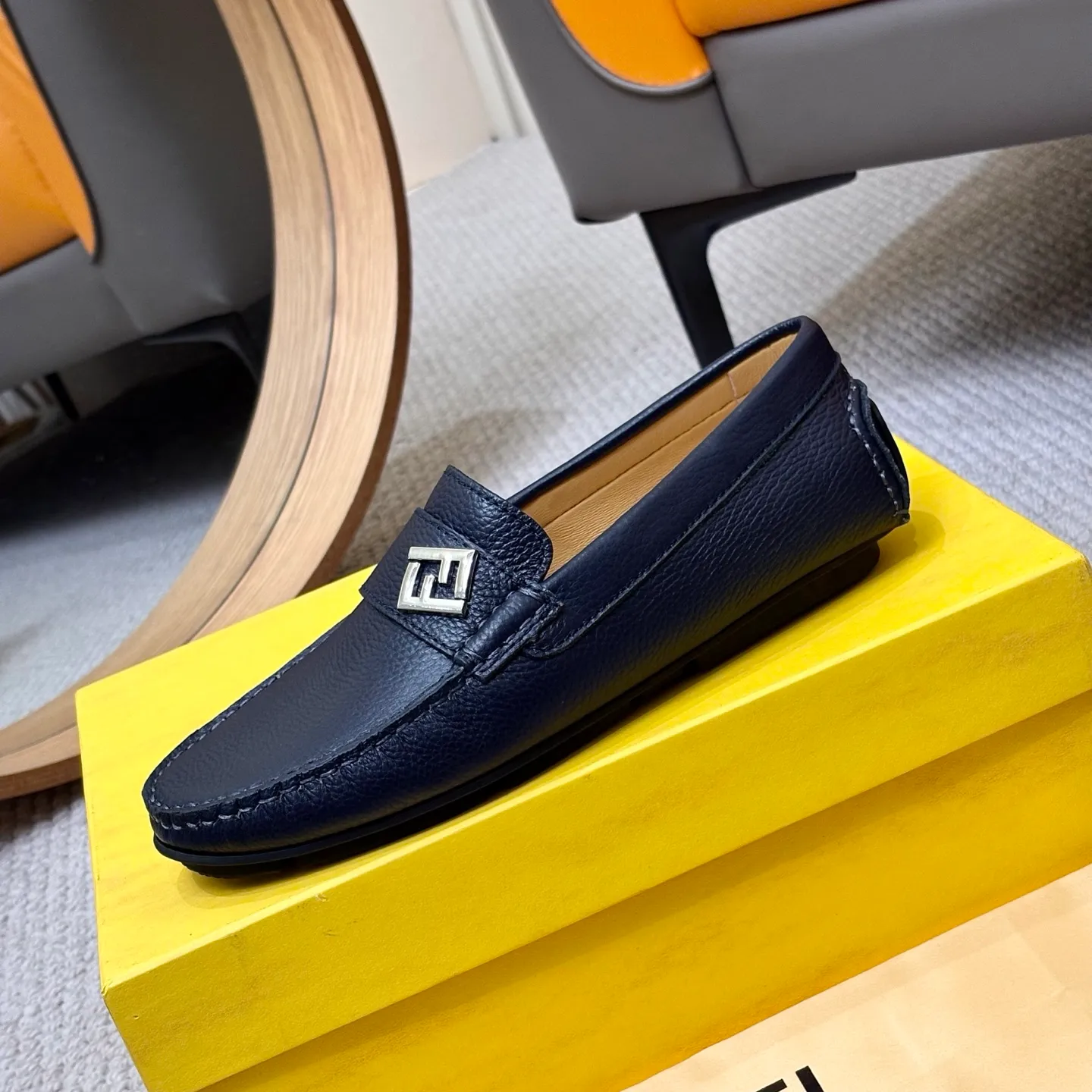Men's shoes 💰420 [FENDI Fendi] 2⃣️0⃣️2⃣️5️⃣New Milan men's fashion lazy catwalk style ✅ fashionable casual beanie shoes, imported calfskin fabric, super smooth texture, sweat-absorbent and breathable, (sheepskin lining). Metal LOGO on the shoe body, Medusa avatar, irregular avatar, high-end craftsmanship logo✅ French Loft set foot design style 👟Low-key and elegant, great on-foot effect... Men's shoe size: 38-46 (4-12)